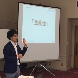 経営合宿にて、組織診断の結果を報告する松澤